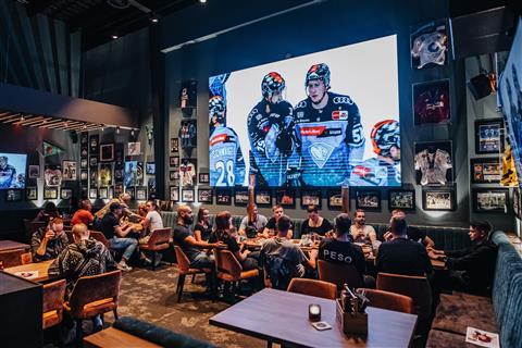 b'moovd 体育酒吧和保龄球馆