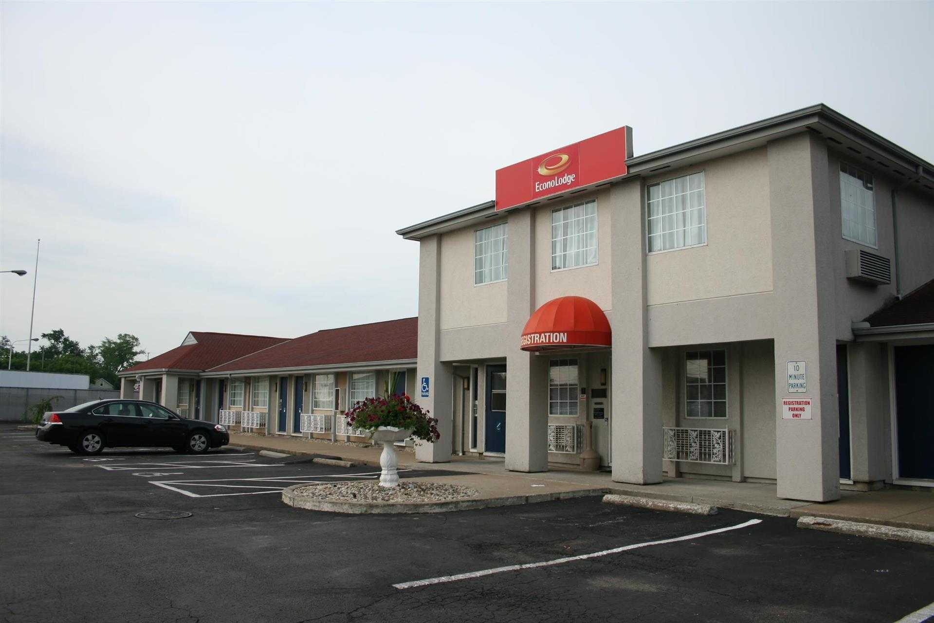Econo Lodge Inn and Suites South в Sandusky, OH