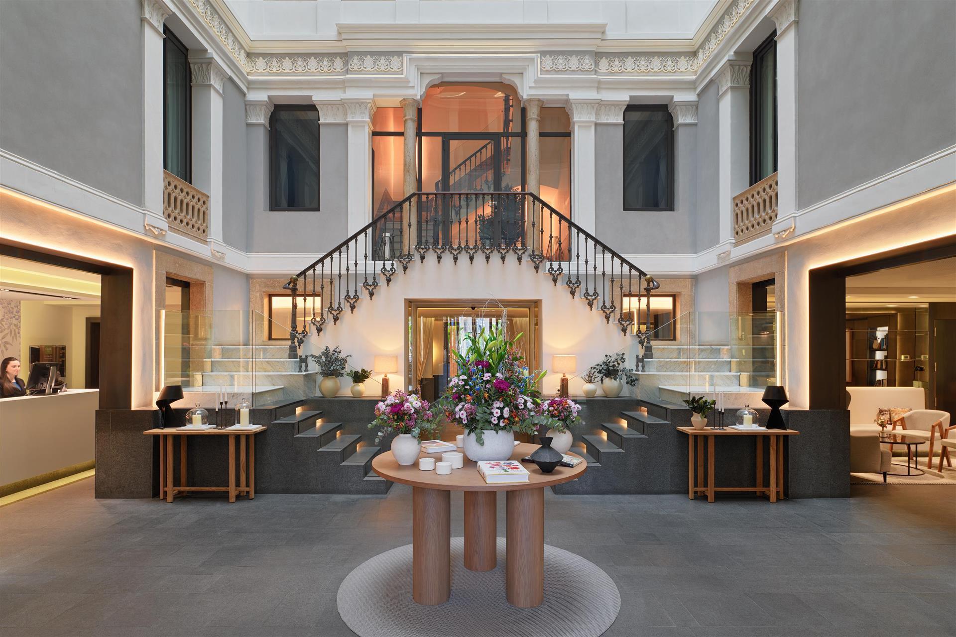 H10 Urquinaona Plaza image