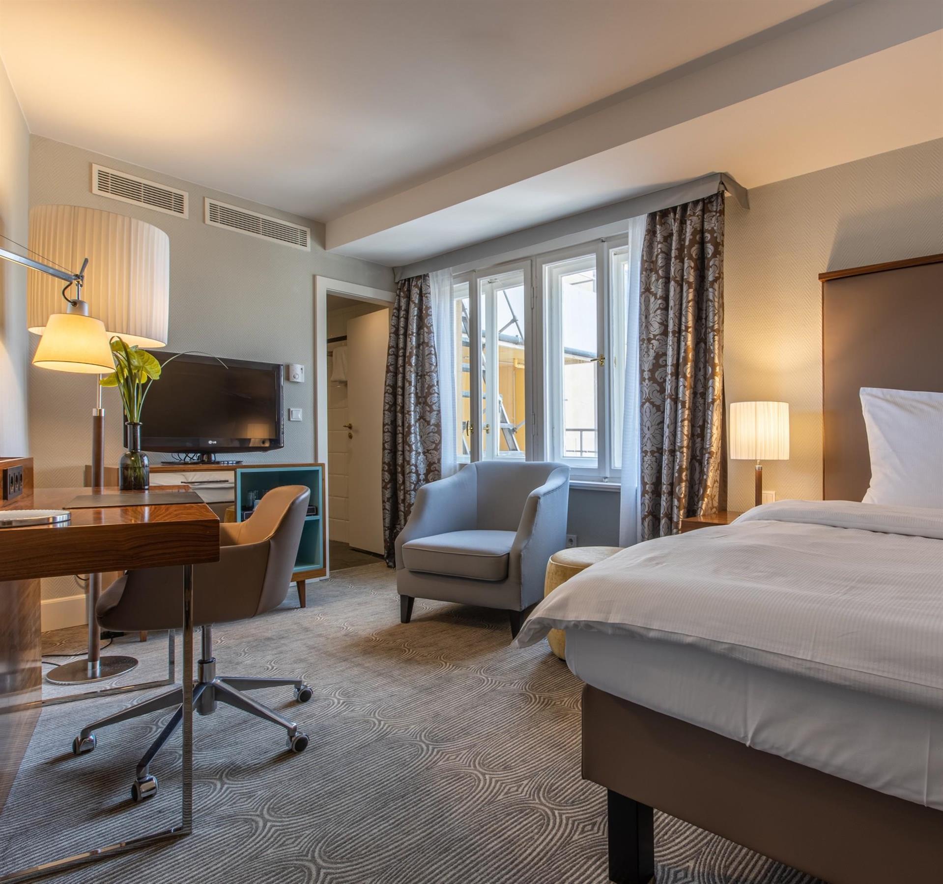 Radisson Blu Schwarzer Bock Hotel Wiesbaden image