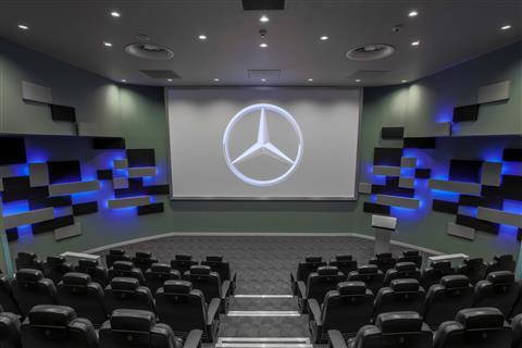 Mercedes-Benz World в Weybridge, GB1