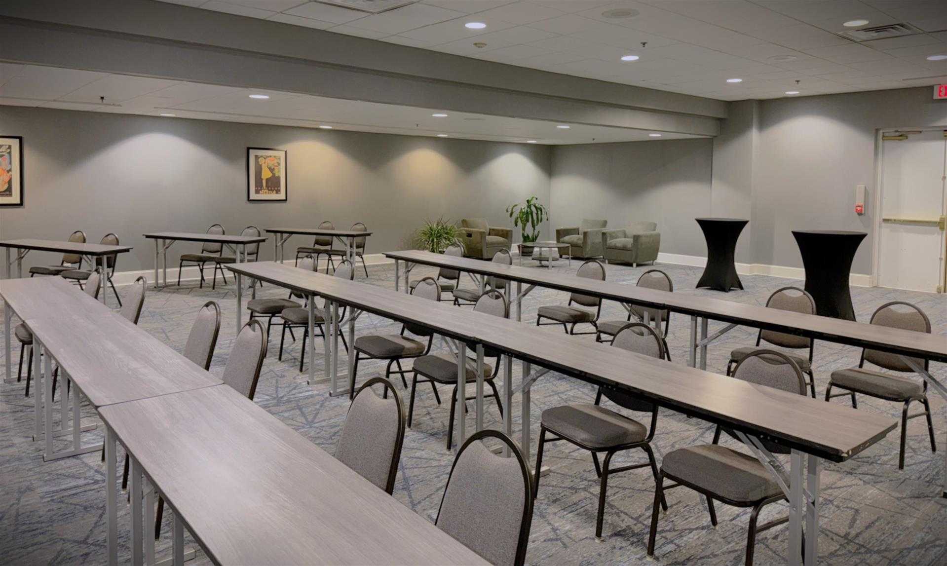 Holiday Inn Express Nashville Downtown Broadway в Нэшвилл, TN