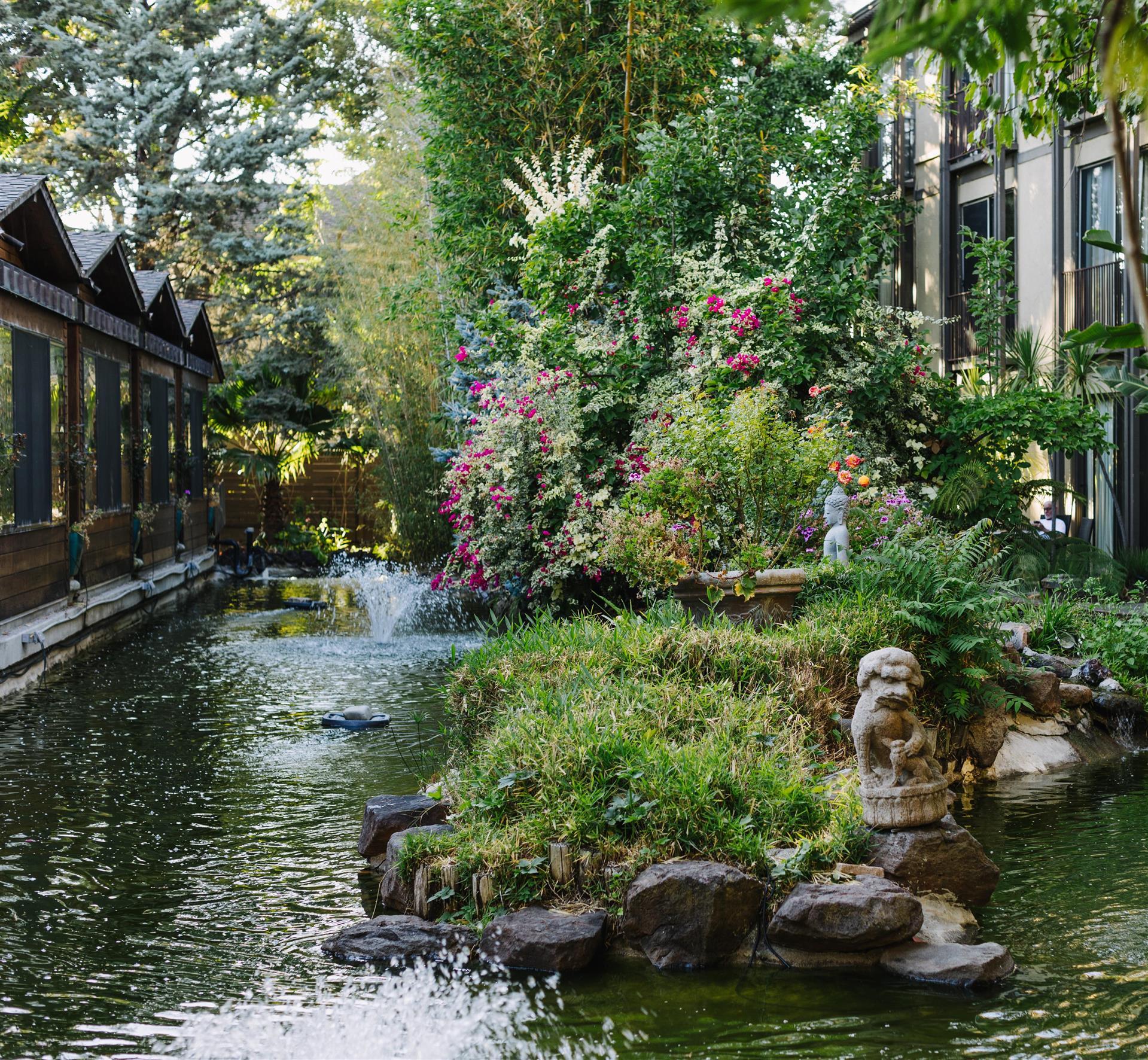 Dinah's Garden Hotel image