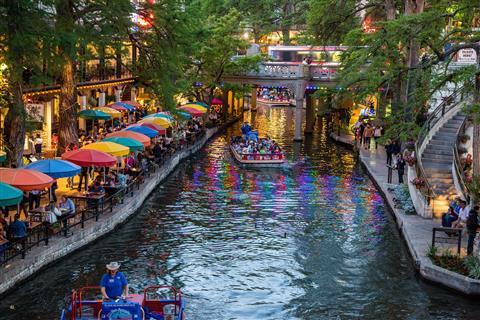 Spaziergang am Fluss San Antonio