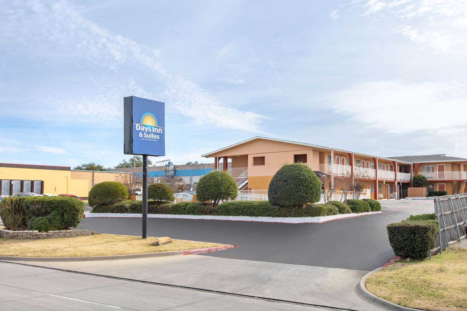 Days Inn & Suites by Wyndham Arlington Near Six Flags a Arlington, TX