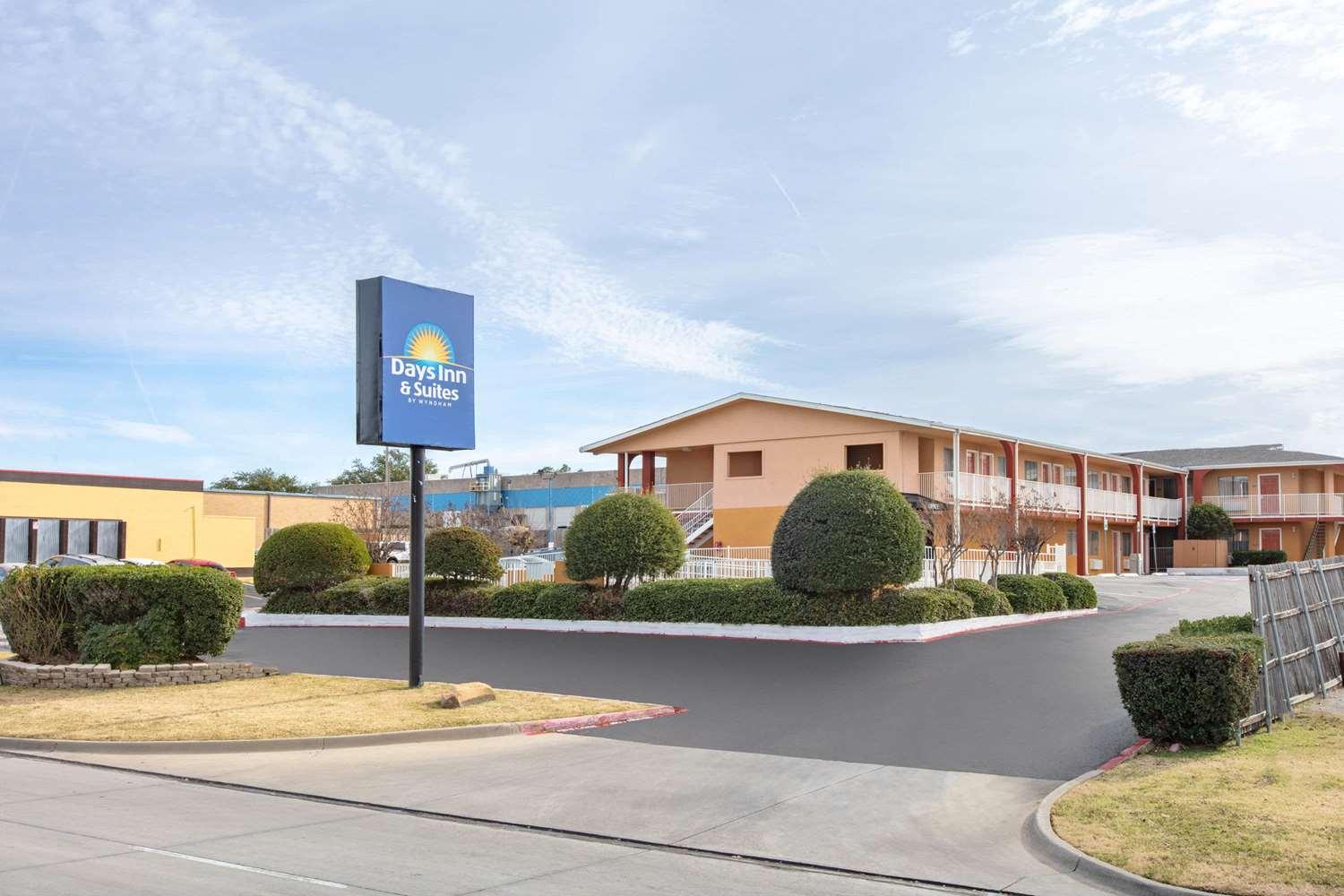 Days Inn & Suites by Wyndham Arlington Near Six Flags image