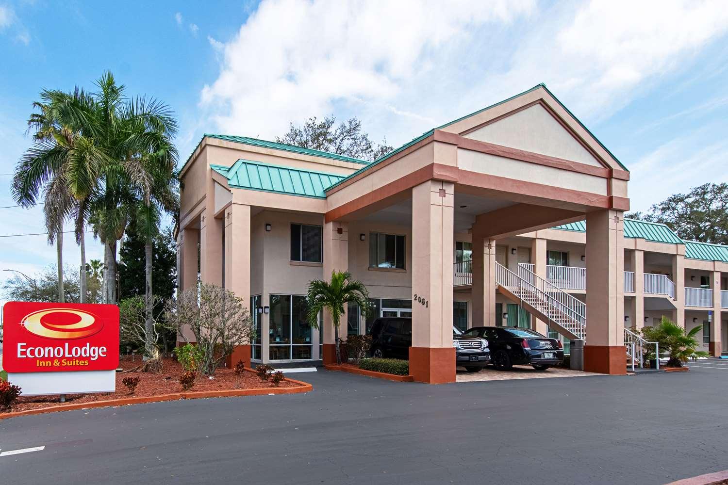 Econo Lodge Inn and Suites image