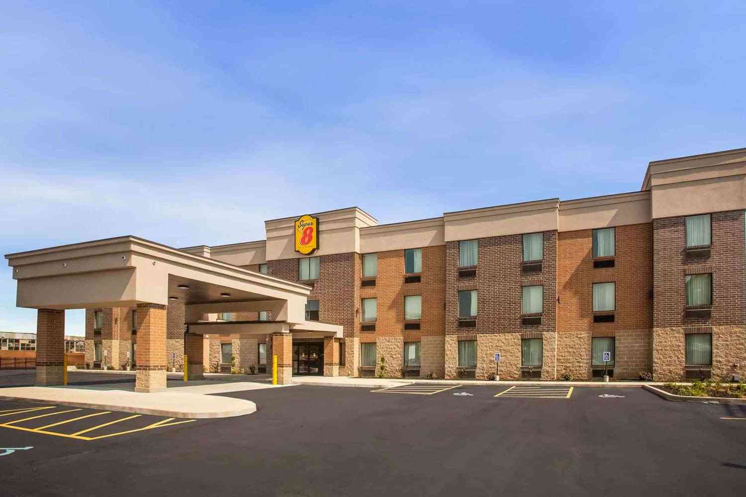 St. Louis, MO의 Super 8 by Wyndham St. Louis North