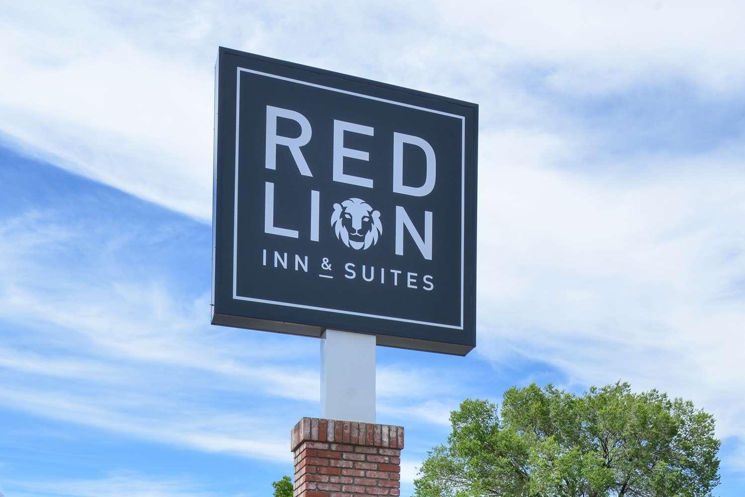 Red Lion Inn & Suites Elk Grove Village image
