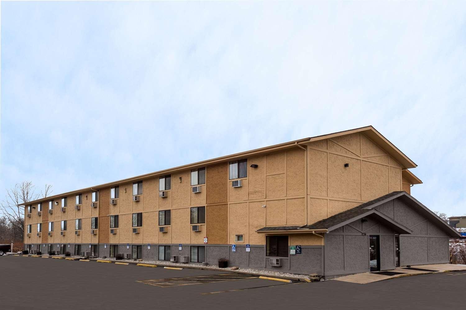 Super 8 by Wyndham Dubuque image