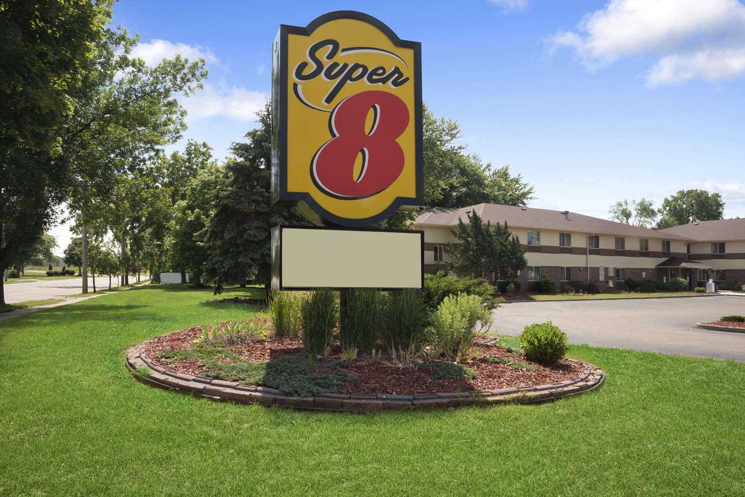Super 8 by Wyndham Whitewater WI в Whitewater, WI