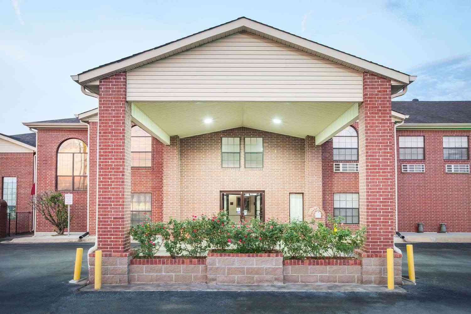 Super 8 by Wyndham White Hall in Weißer Saal, AR