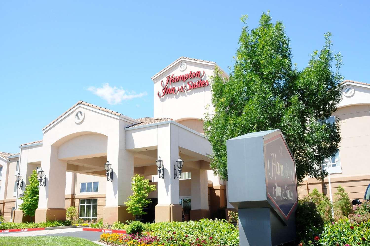 Hampton Inn & Suites Redding image