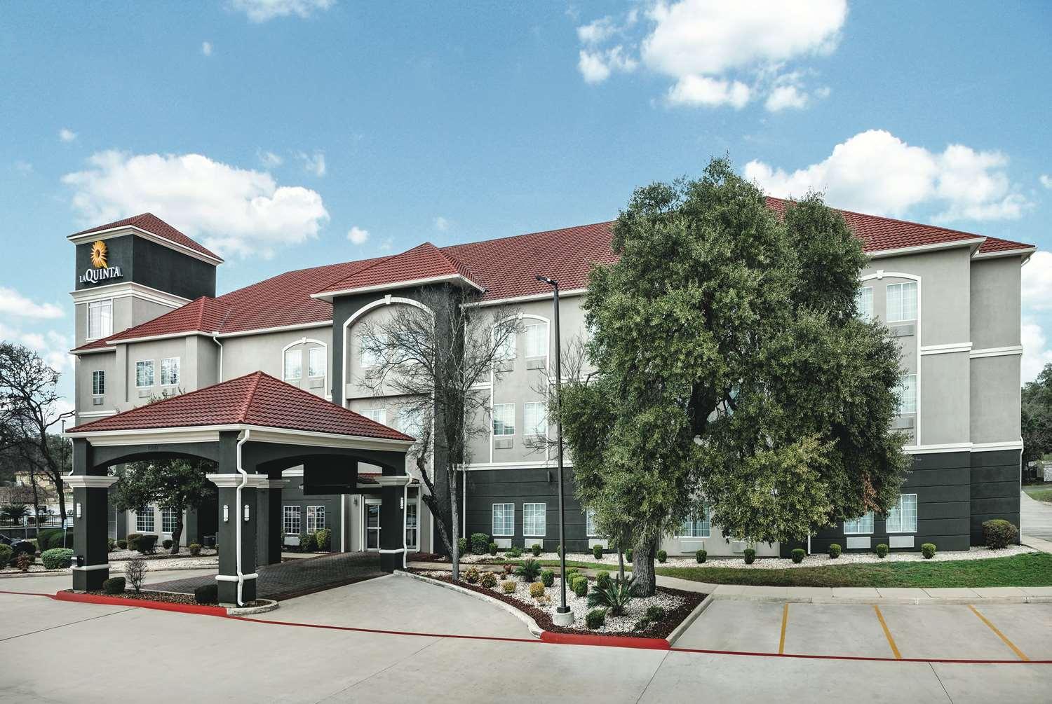 La Quinta Inn & Suites by Wyndham San Antonio The Dominion image