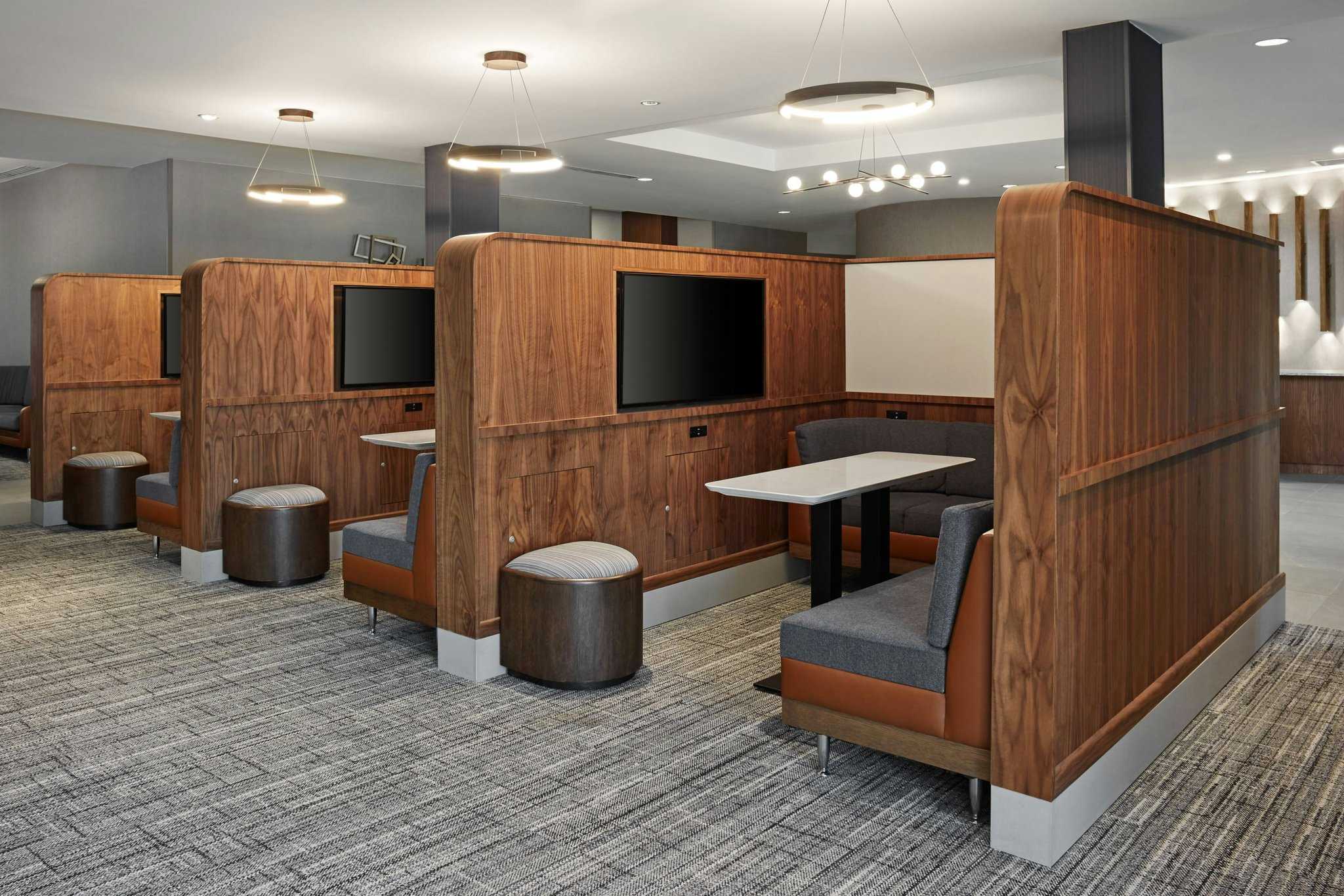 Courtyard by Marriott Hamilton в Hamilton, ON